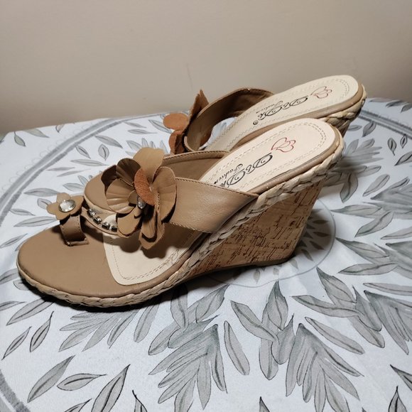 DB DK FASHION TAN FLOWER WEDGES - Picture 2 of 3